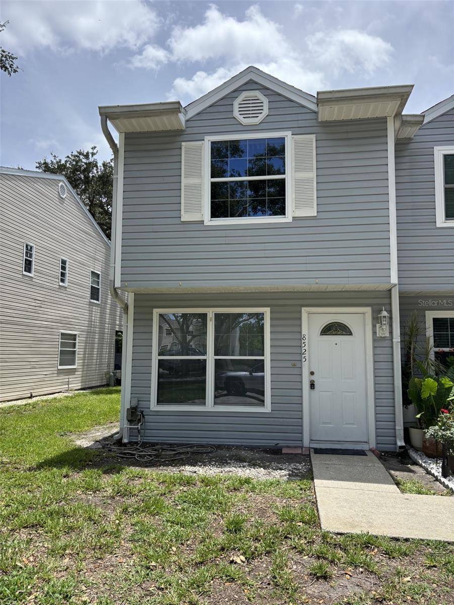 8525 J R MANOR DR, Tampa, FL 33634