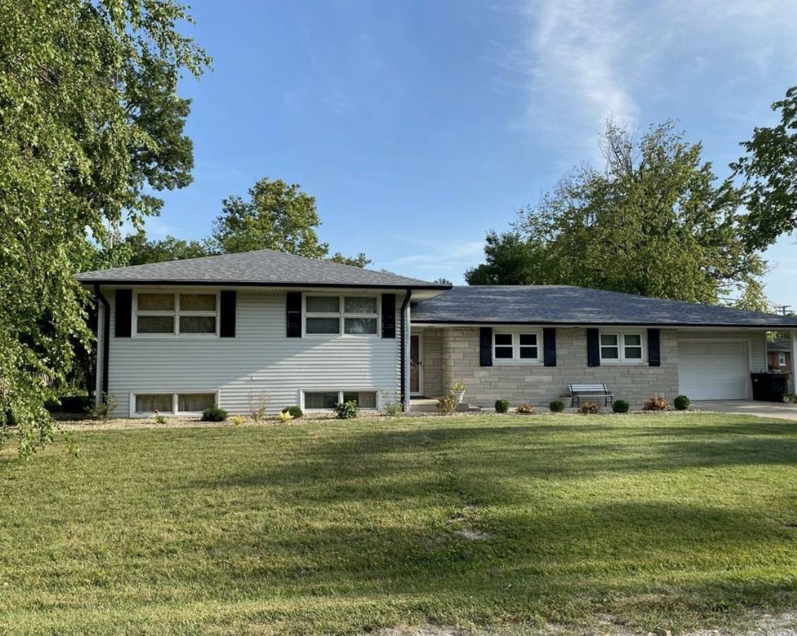 9 Orchard DR, Charleston, IL 61920