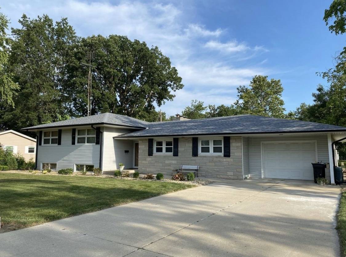 9 Orchard DR, Charleston, IL 61920