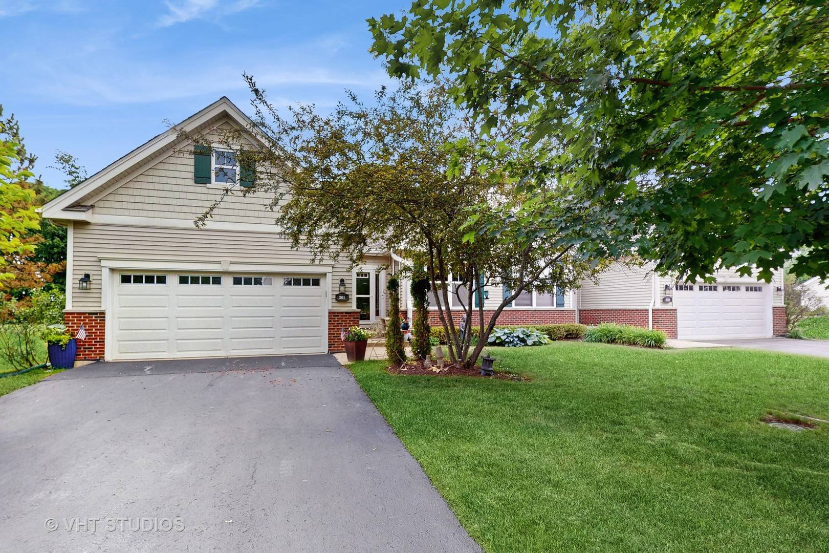 301 W Eagle CT, Waukegan, IL 60087