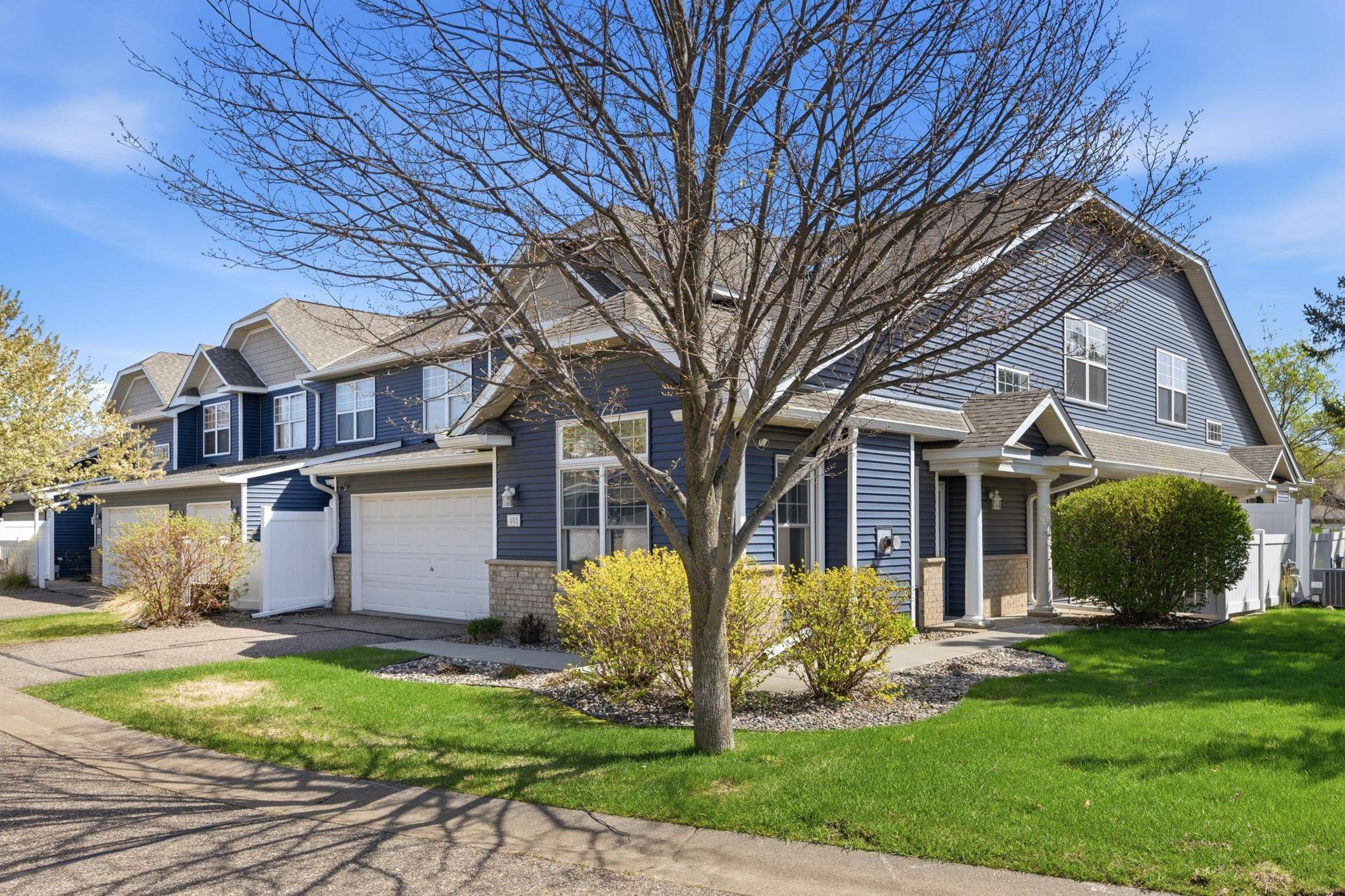 401 Hickory LN N, Oakdale, MN 55128