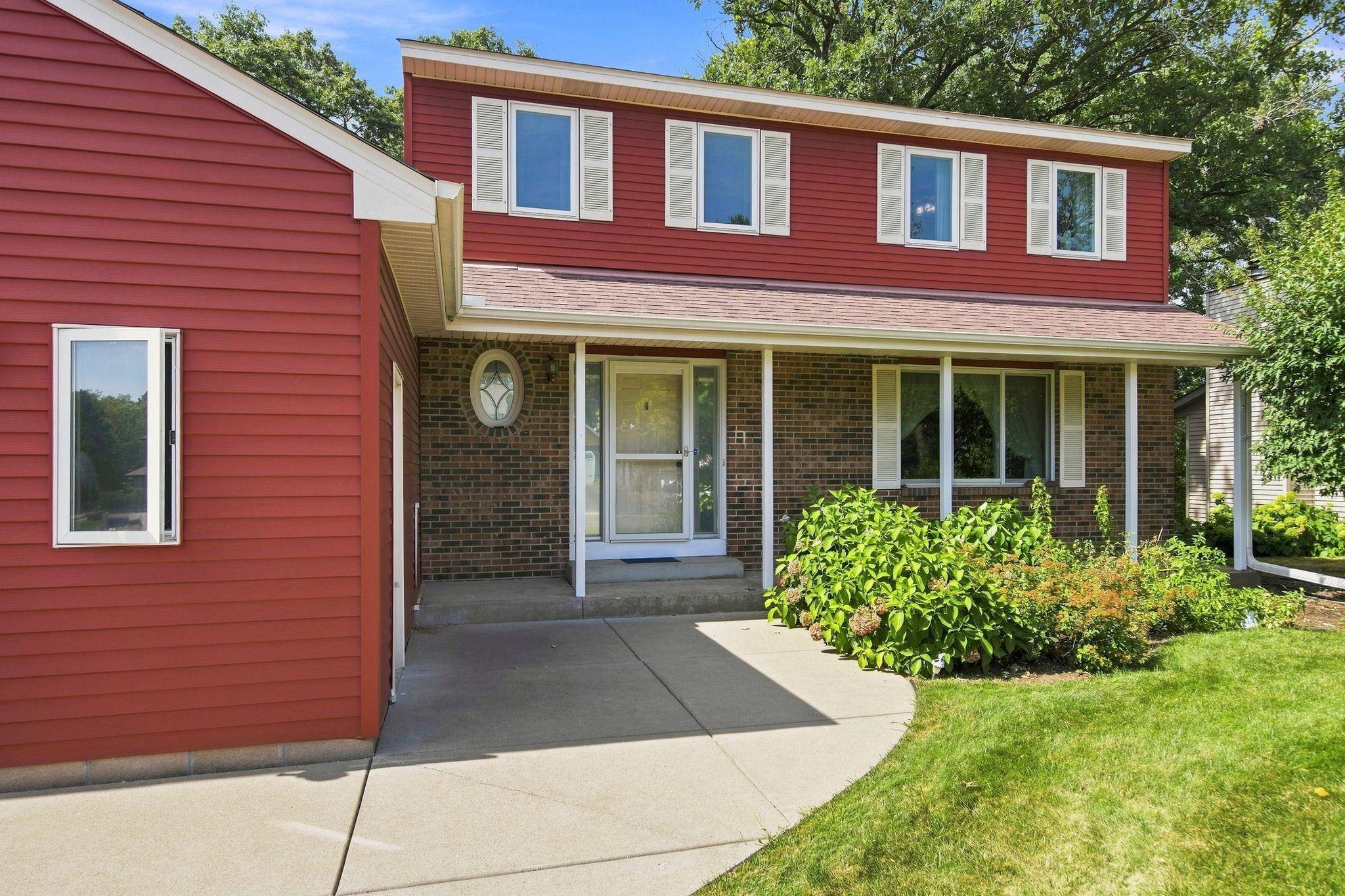 3017 Standridge PL, Maplewood, MN 55109