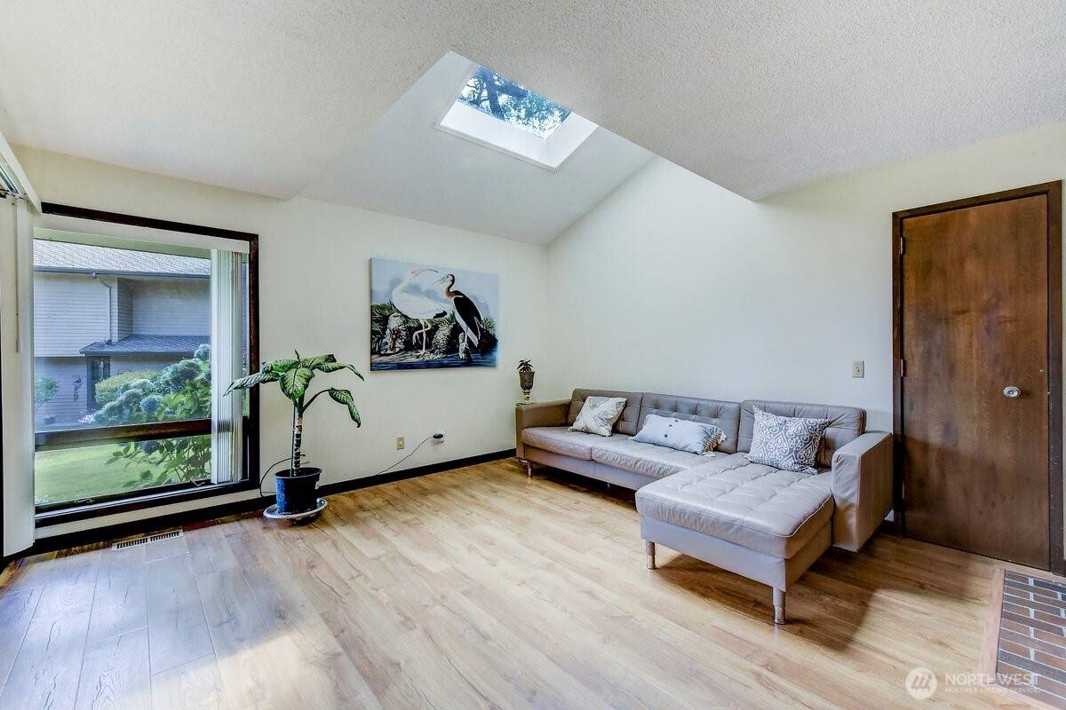 10830 Glen Acres DR S #T9, Seattle, WA 98168