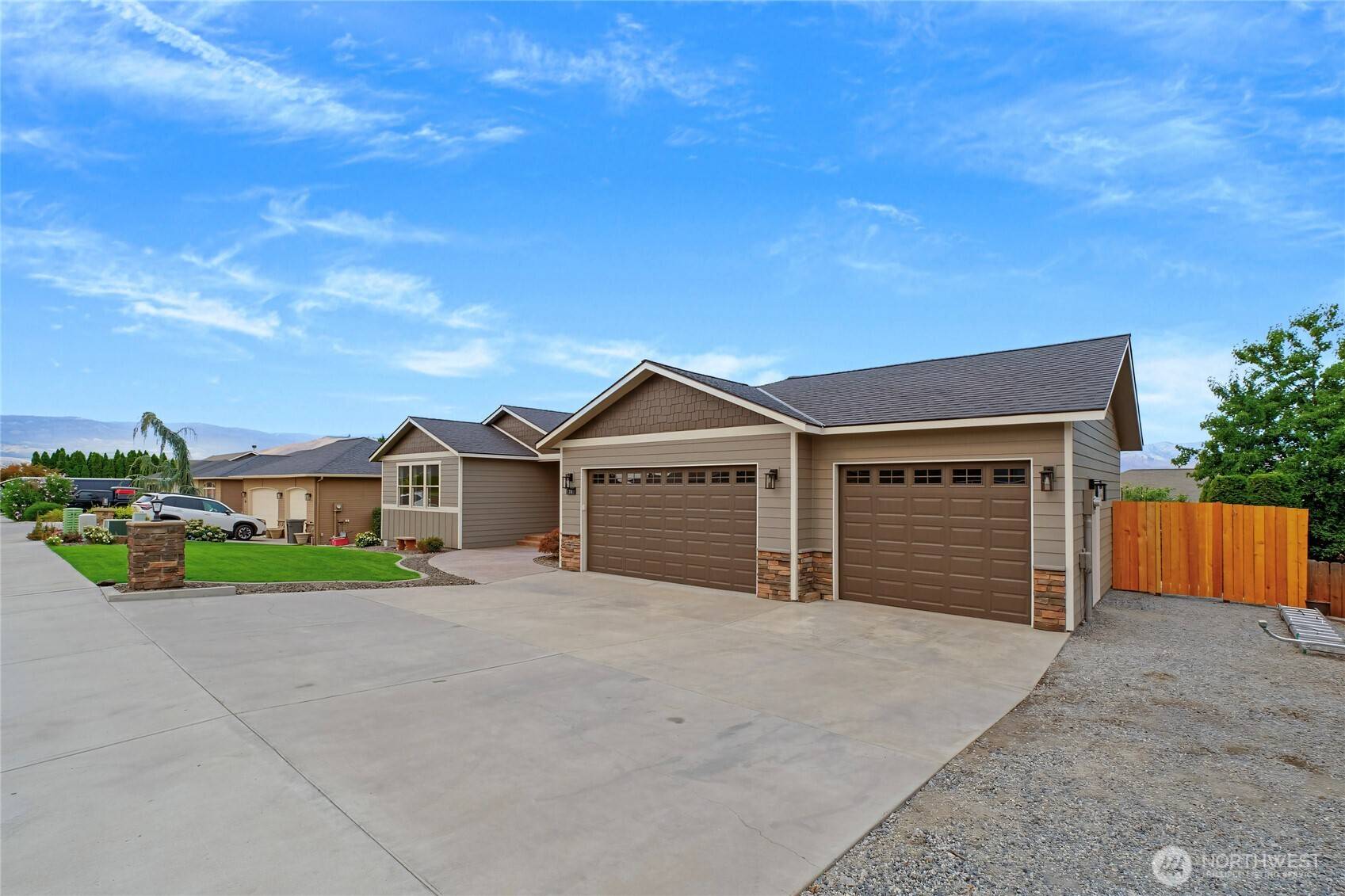 76 S Meadowbrook LN, East Wenatchee, WA 98802