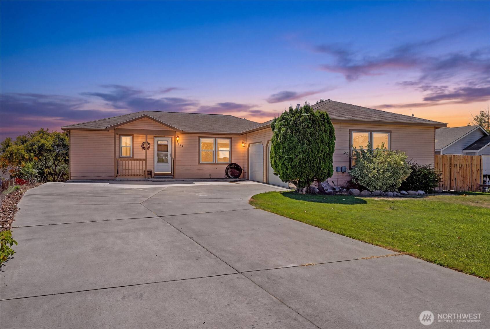 909 W Windrose DR, Moses Lake, WA 98837