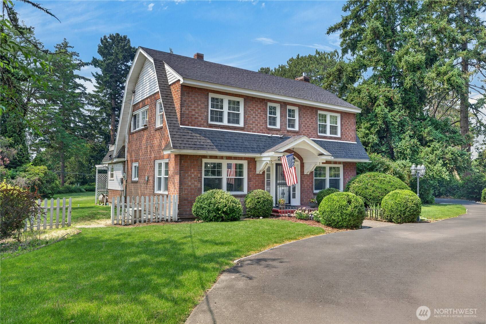 912 Cherry LN, Grandview, WA 98930