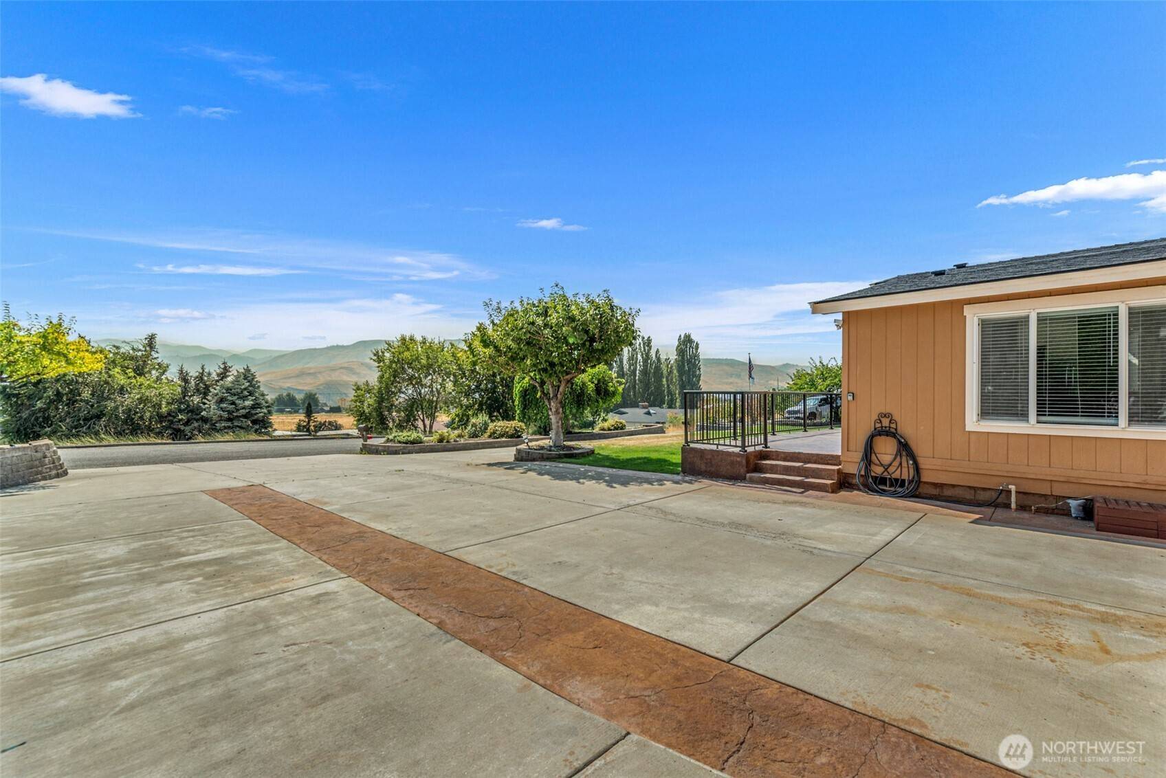 390 Sunnyslope Heights RD, Wenatchee, WA 98801
