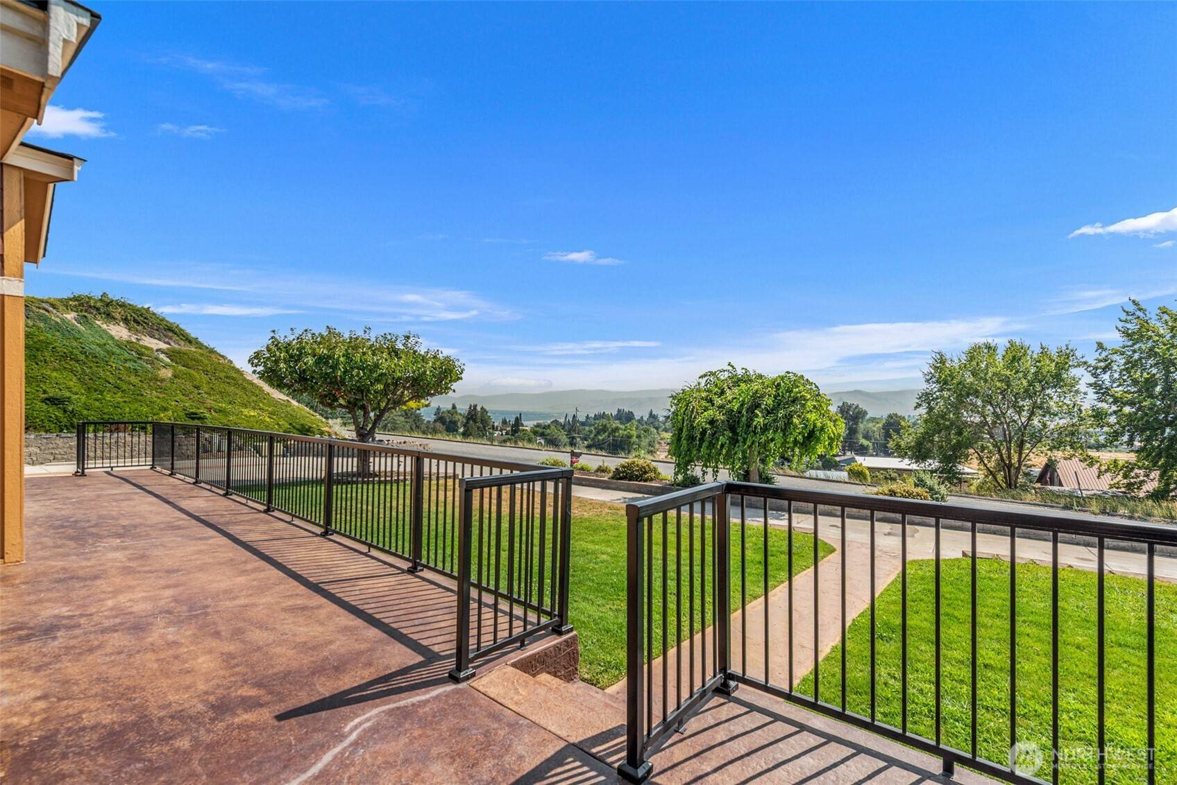 390 Sunnyslope Heights RD, Wenatchee, WA 98801
