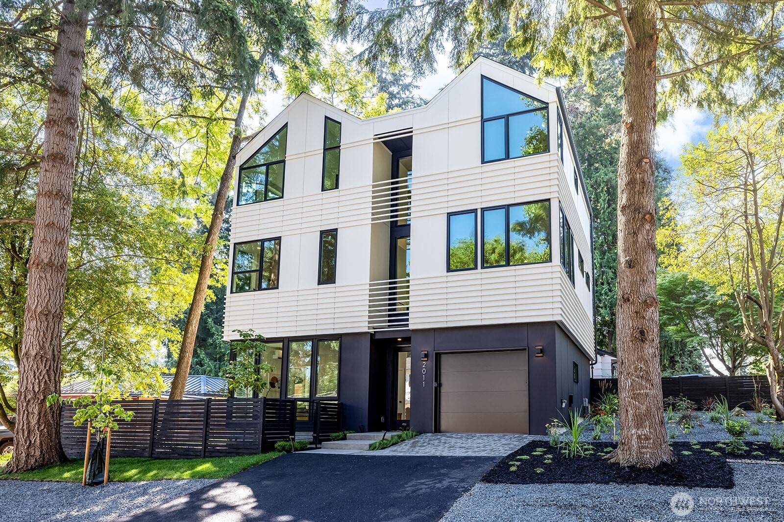 2011 NE 123rd ST, Seattle, WA 98125