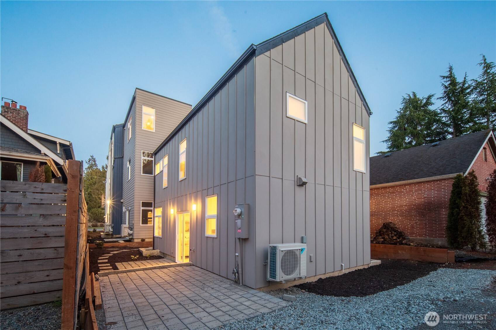 2935 39th AVE SW, Seattle, WA 98116