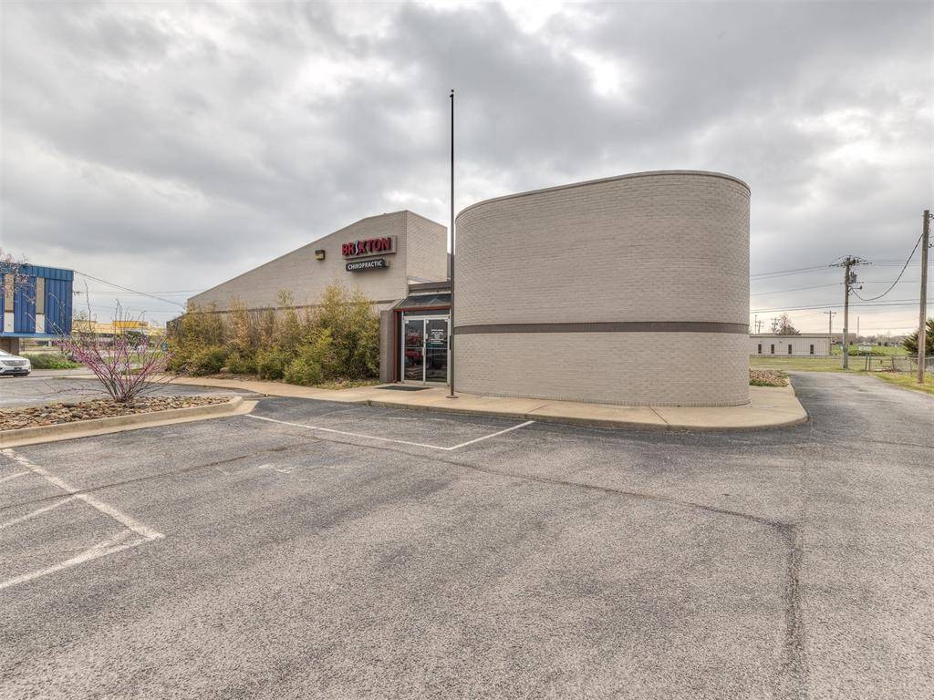 7304 N Comanche AVE, Warr Acres, OK 73132