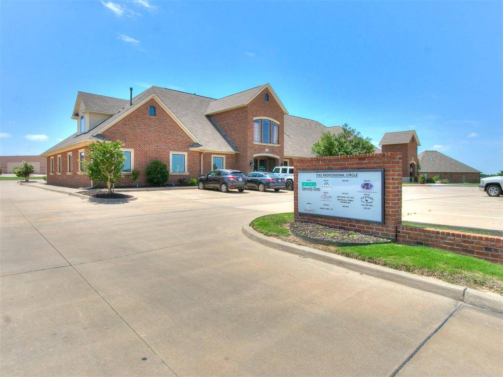 1703 Professional CIR, Yukon, OK 73099