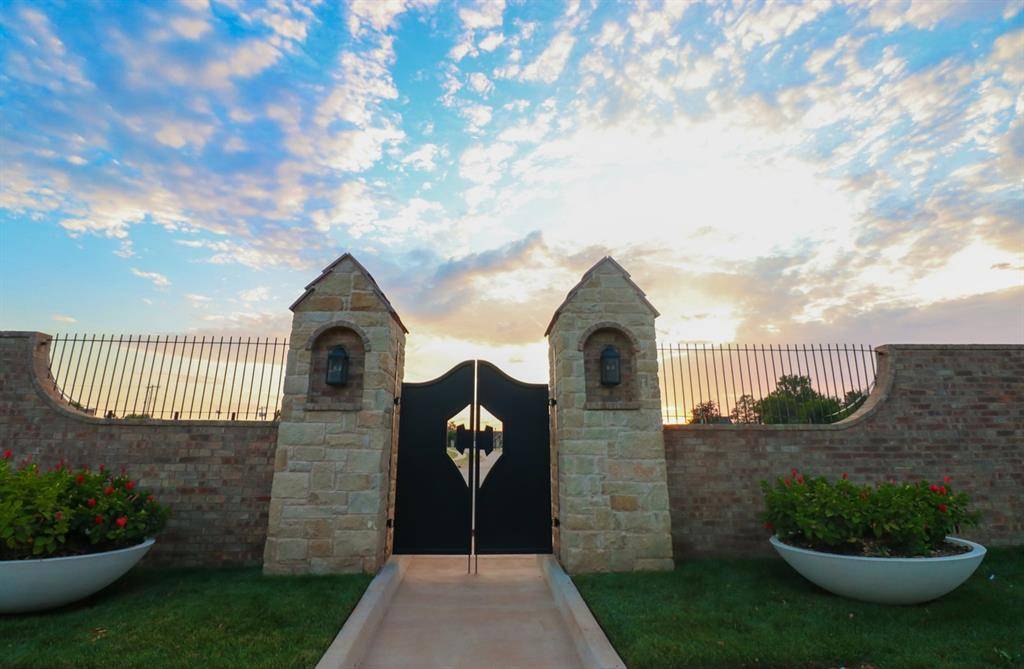 1100 Cumberland CT, Nichols Hills, OK 73116