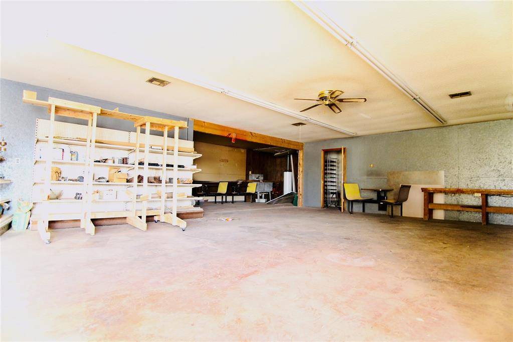 2120 S Merritt RD, Elk City, OK 73644