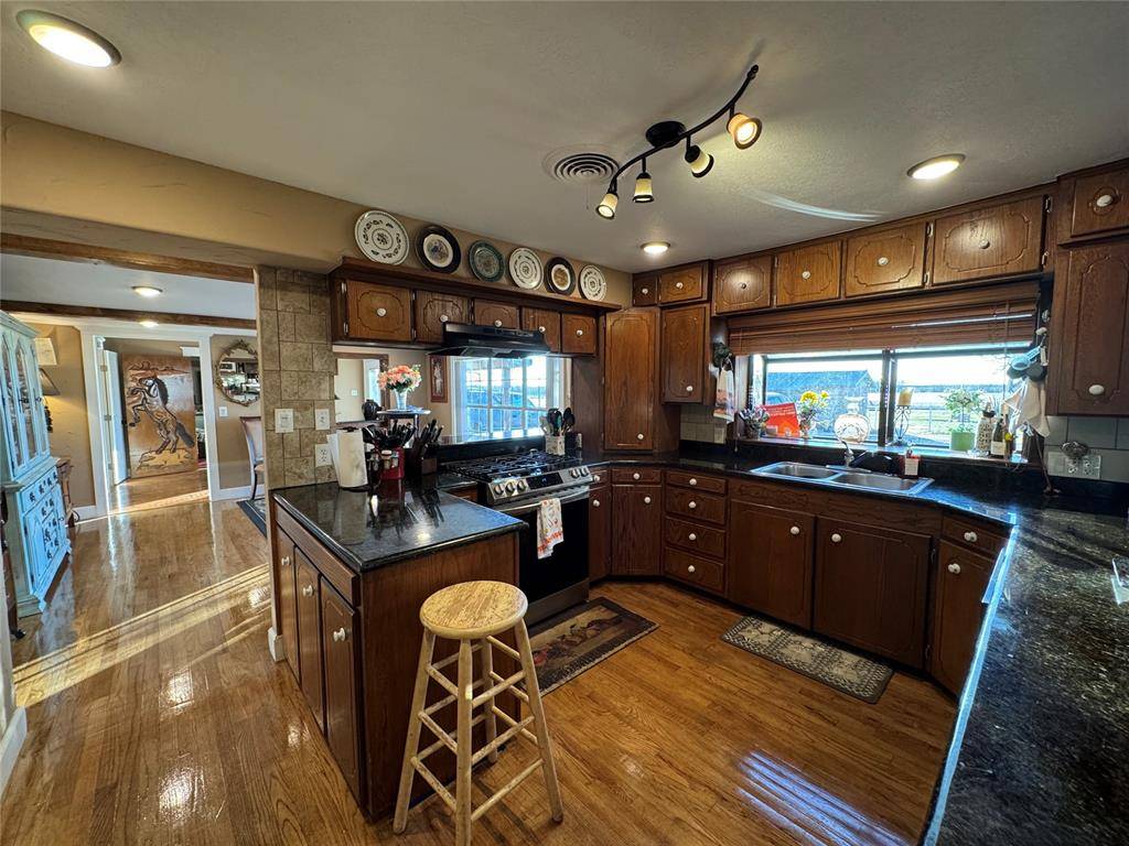 1932 E 2050 RD, Hugo, OK 74743