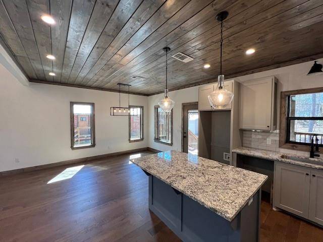 24 Lionfish RD, Broken Bow, OK 74728