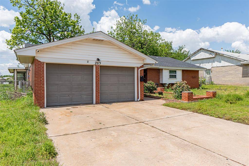 203 Eberle DR, Moore, OK 73160