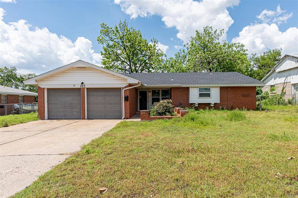 203 Eberle DR, Moore, OK 73160