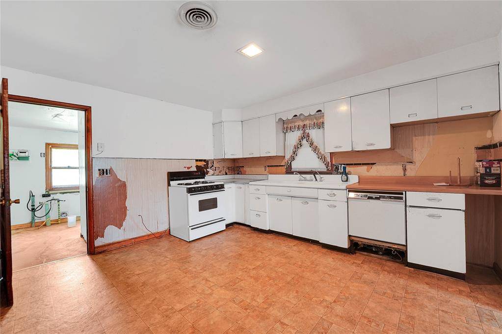 105 E Walk, Canute, OK 73626