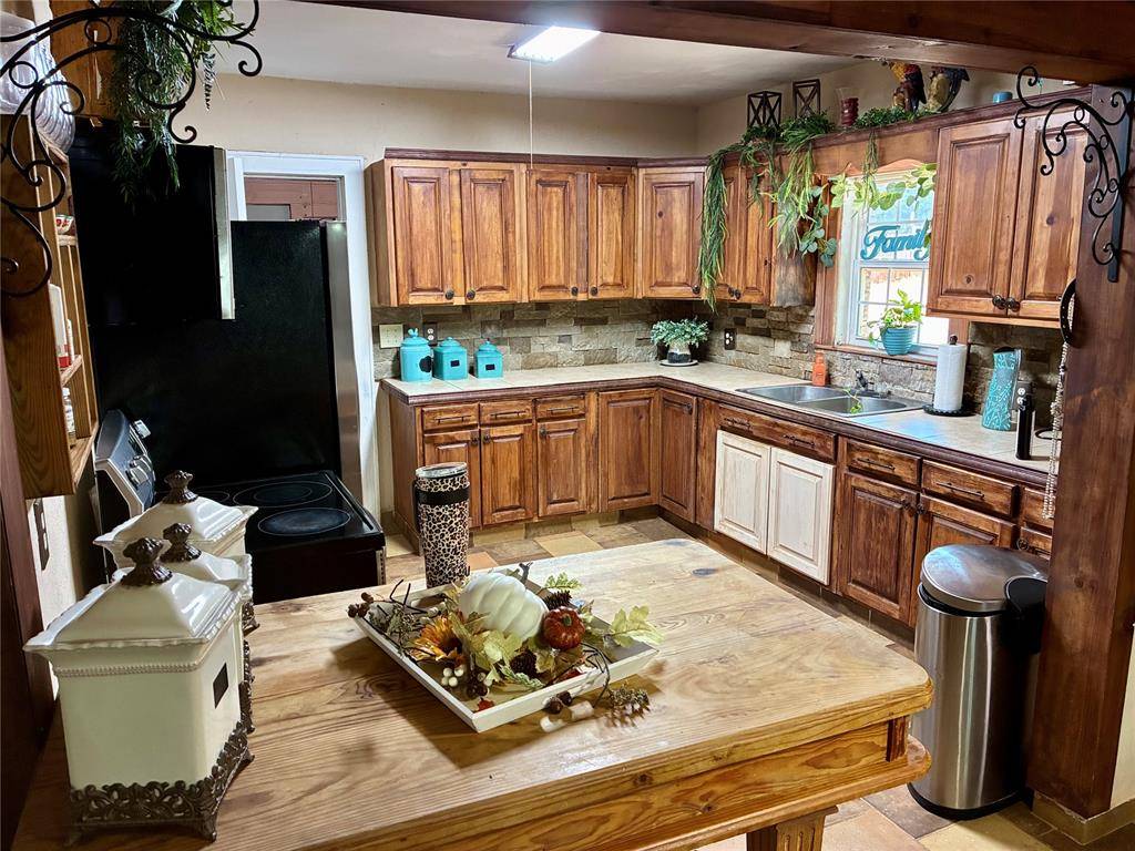 21508 S Frontage RD, Foss, OK 73647