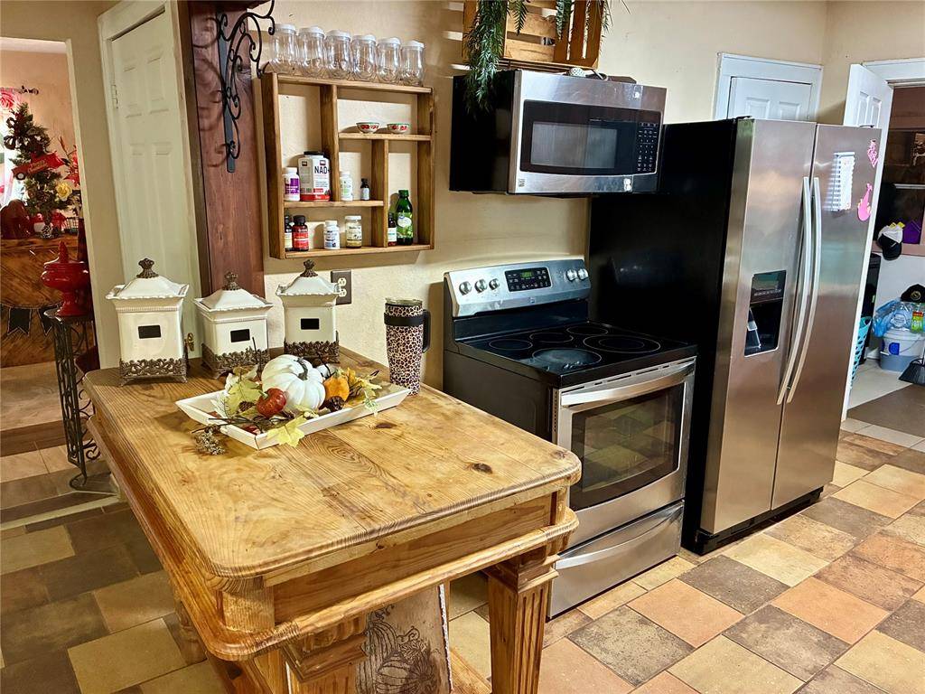 21508 S Frontage RD, Foss, OK 73647