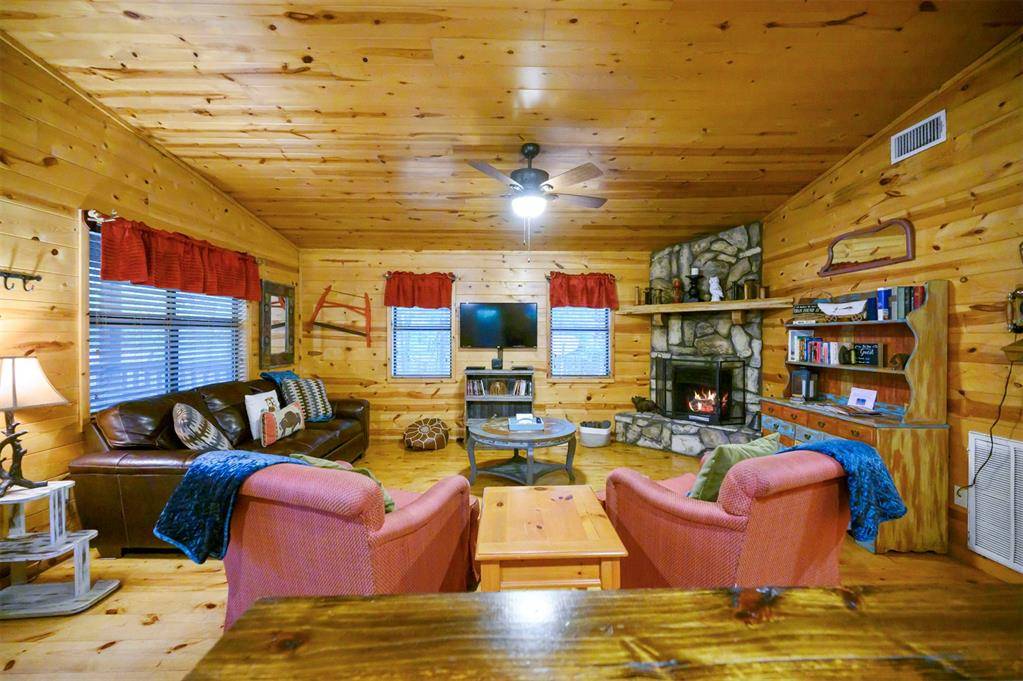 320 Orca RD, Broken Bow, OK 74728