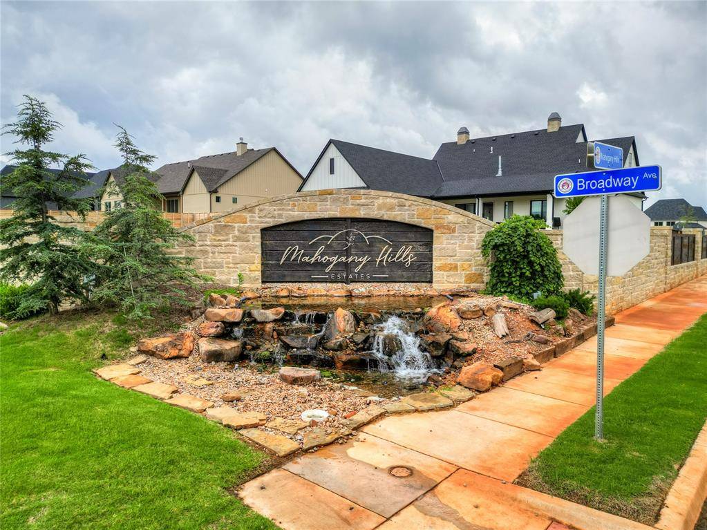 4500 Mahogany Hills DR, Moore, OK 73160