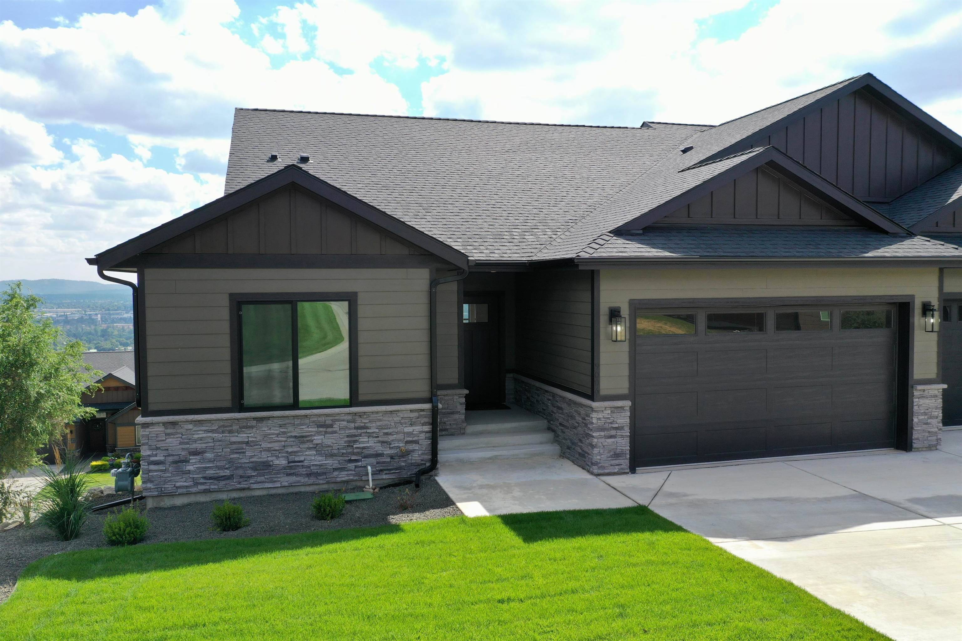 9006 E Clearview Ln, Spokane, WA 99217