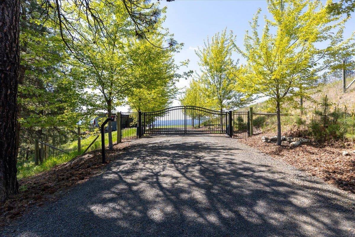 17323 N Lower Greenbluff Rd, Colbert, WA 99005