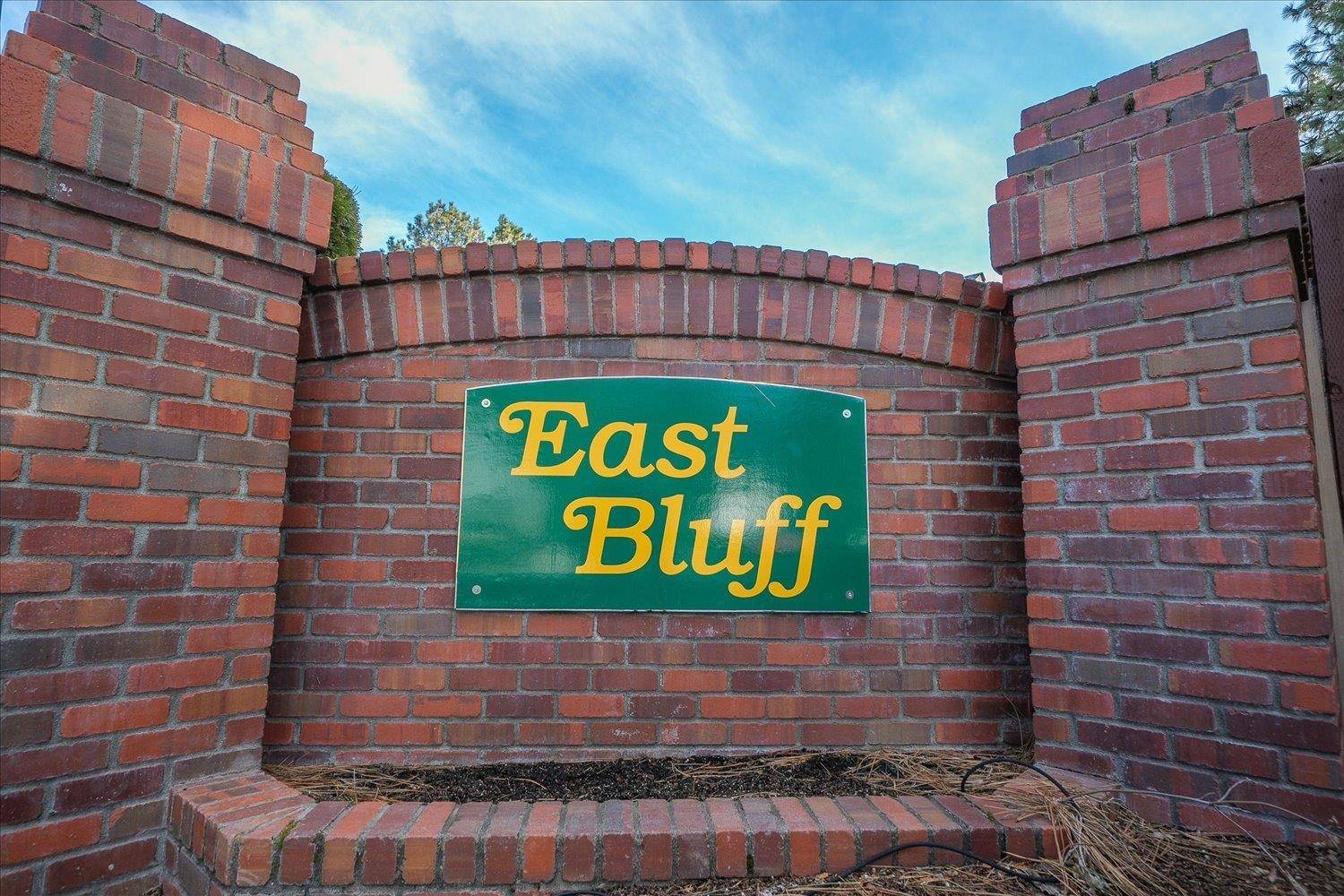 7010 N EAST BLUFF Ct, Spokane, WA 99218