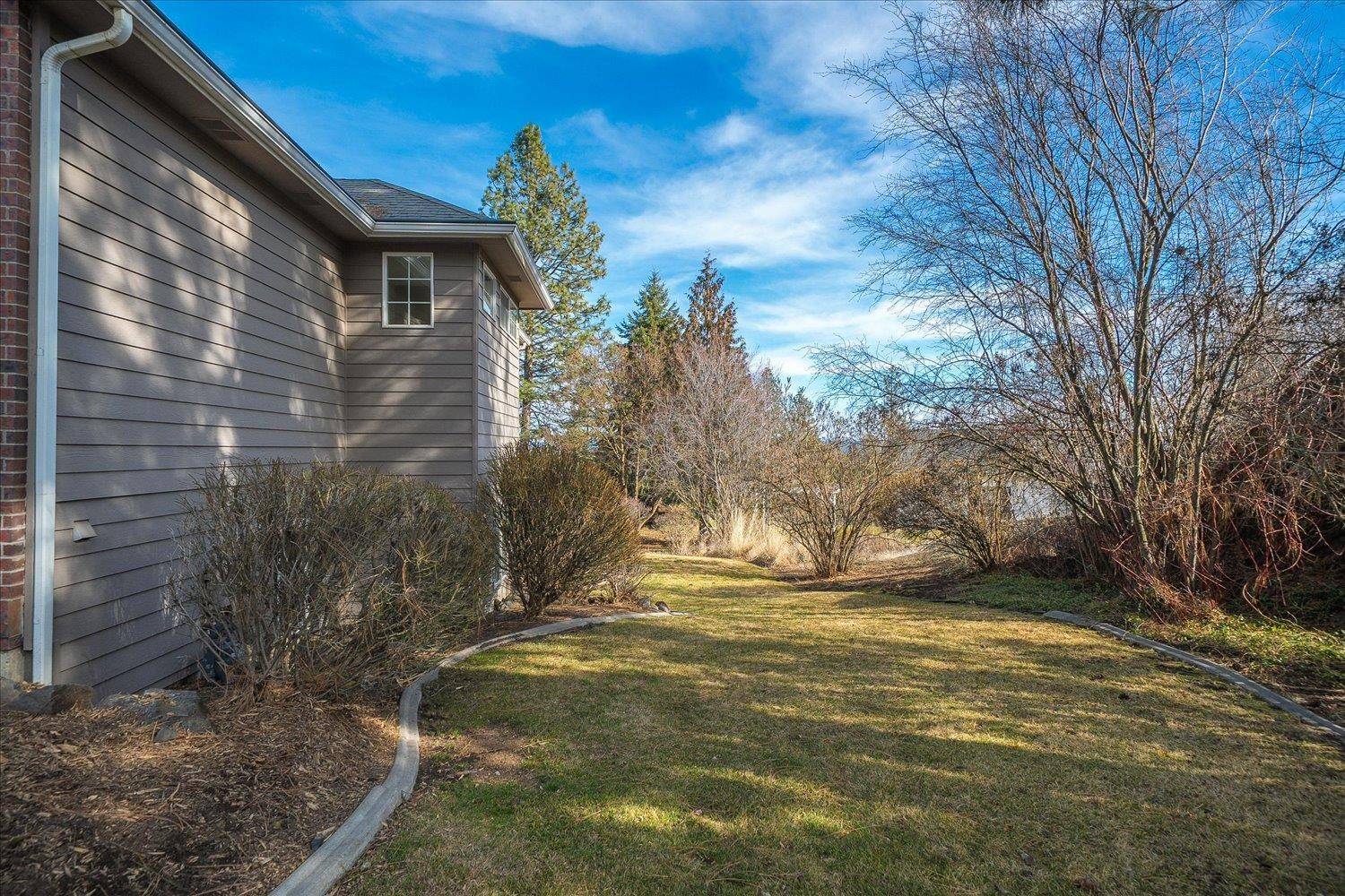 7010 N EAST BLUFF Ct, Spokane, WA 99218