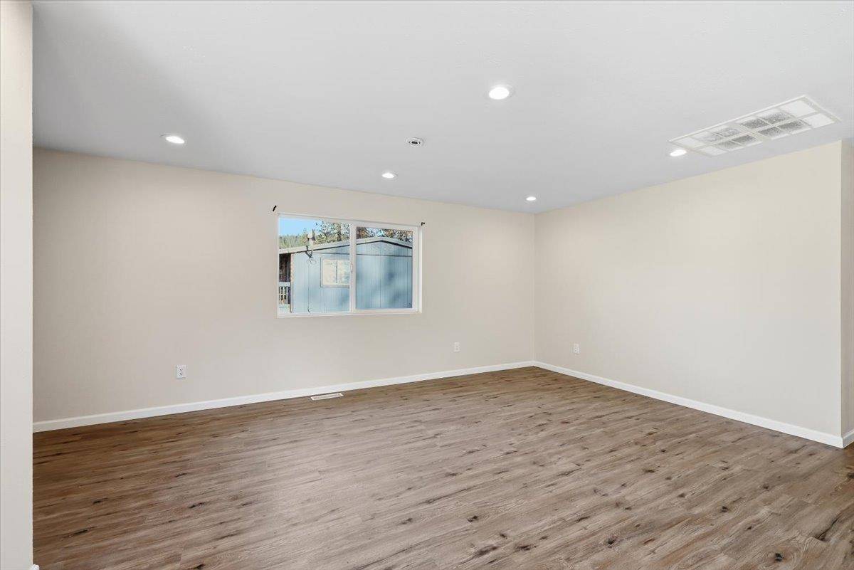 6429 Timber Dr, Nine Mile Falls, WA 99026
