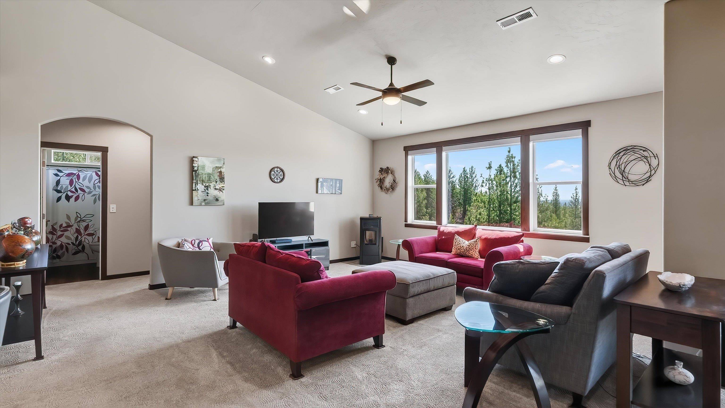 6528 E Robin Ln, Chattaroy, WA 99003