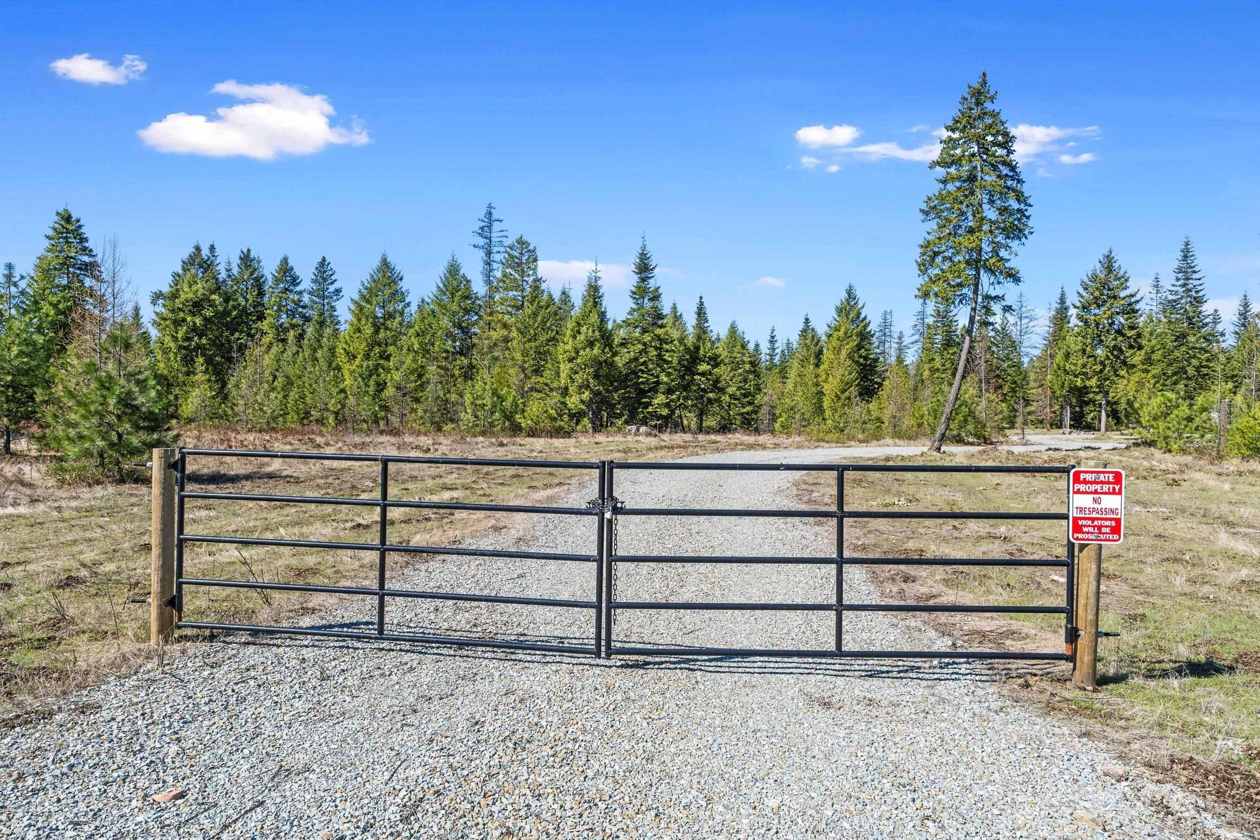 555 Happy Trails Ln, Newport, WA 99146