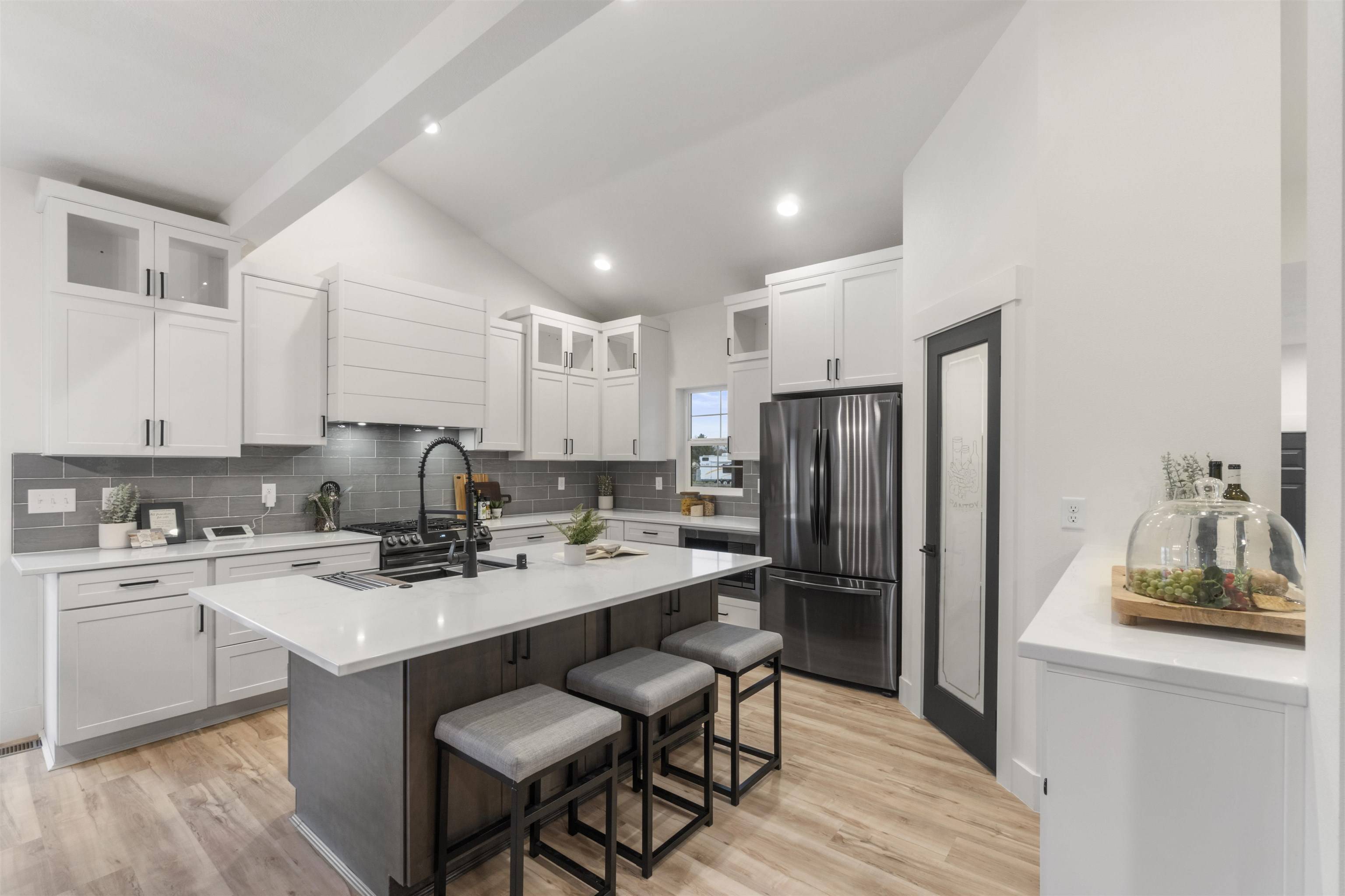 1922 N Donwood Ln, Greenacres, WA 99016