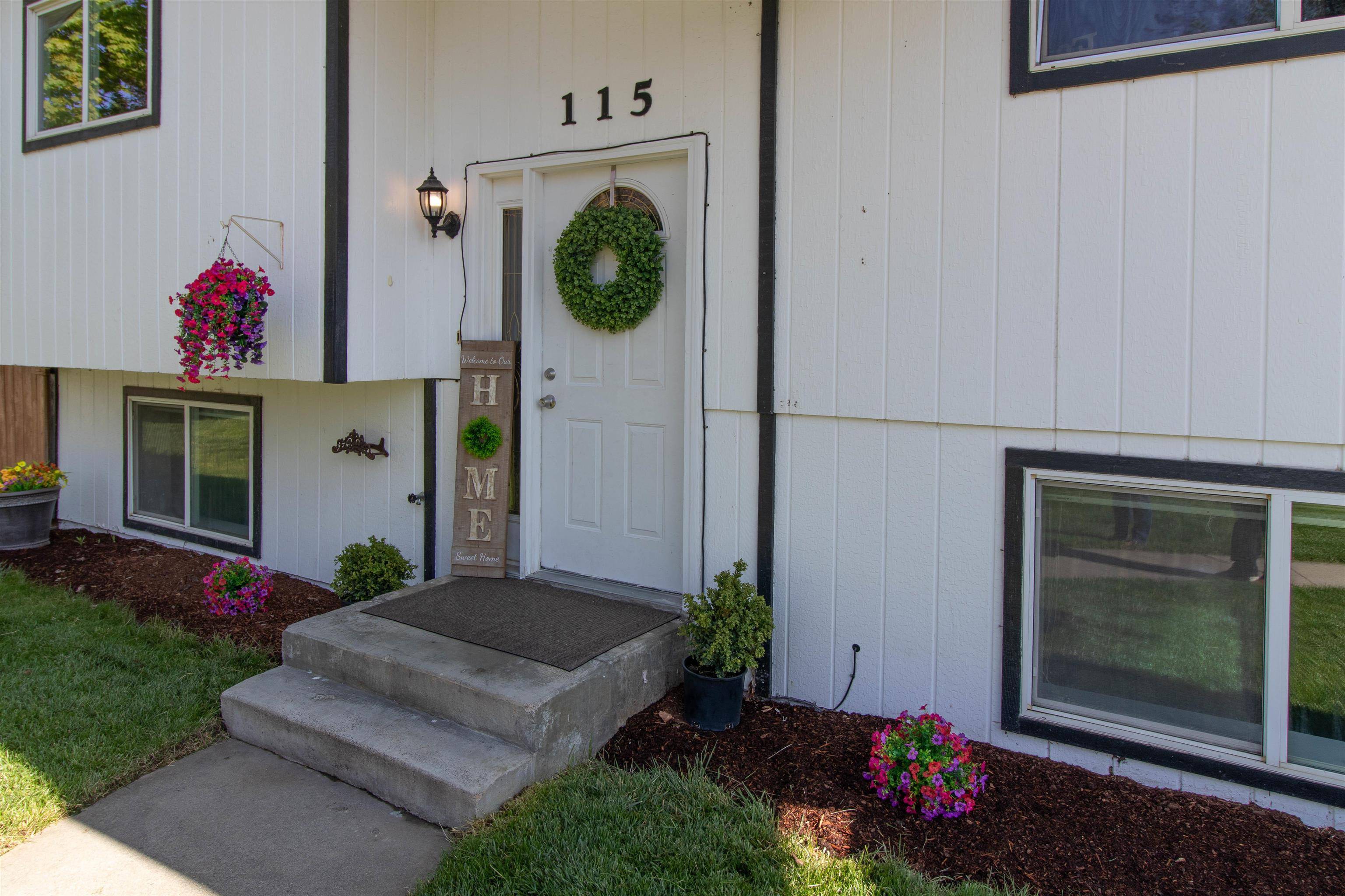 115 E Franklin Dr, Nine Mile Falls, WA 99026
