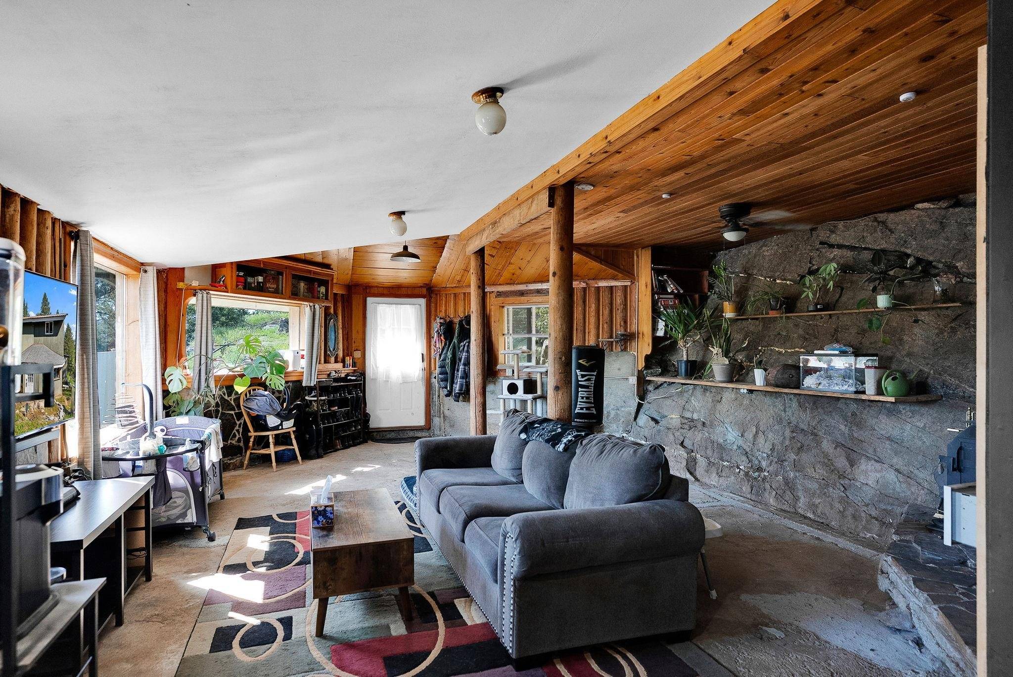 579 Blue Heron Rd, Newport, WA 99156