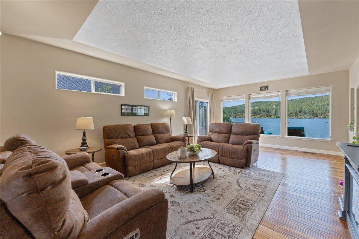 6619 Long Lake Dr, Nine Mile Falls, WA 99026