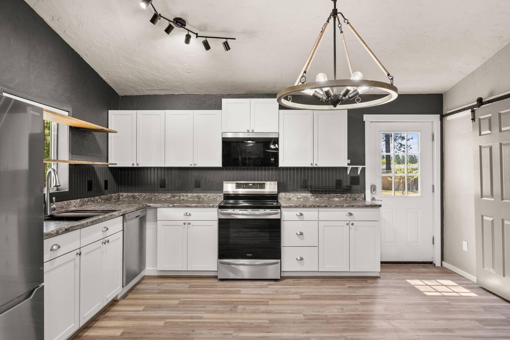 6449 Circle Dr, Nine Mile Falls, WA 99026