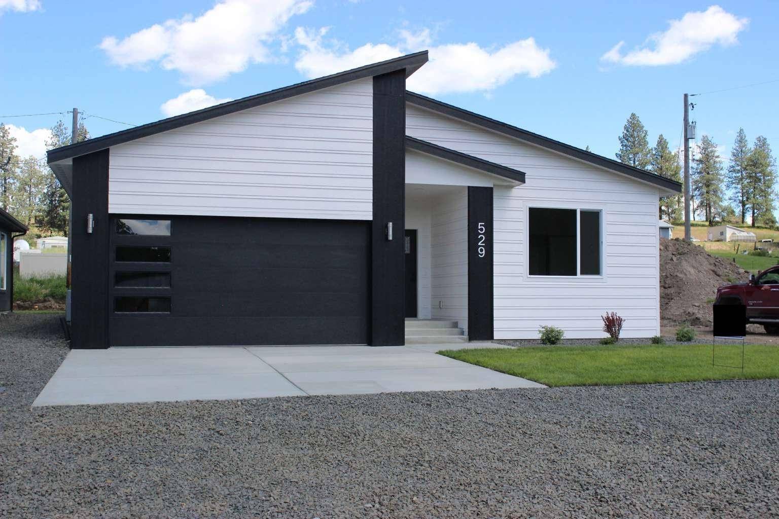 529 S 2ND St, Rockford, WA 99030