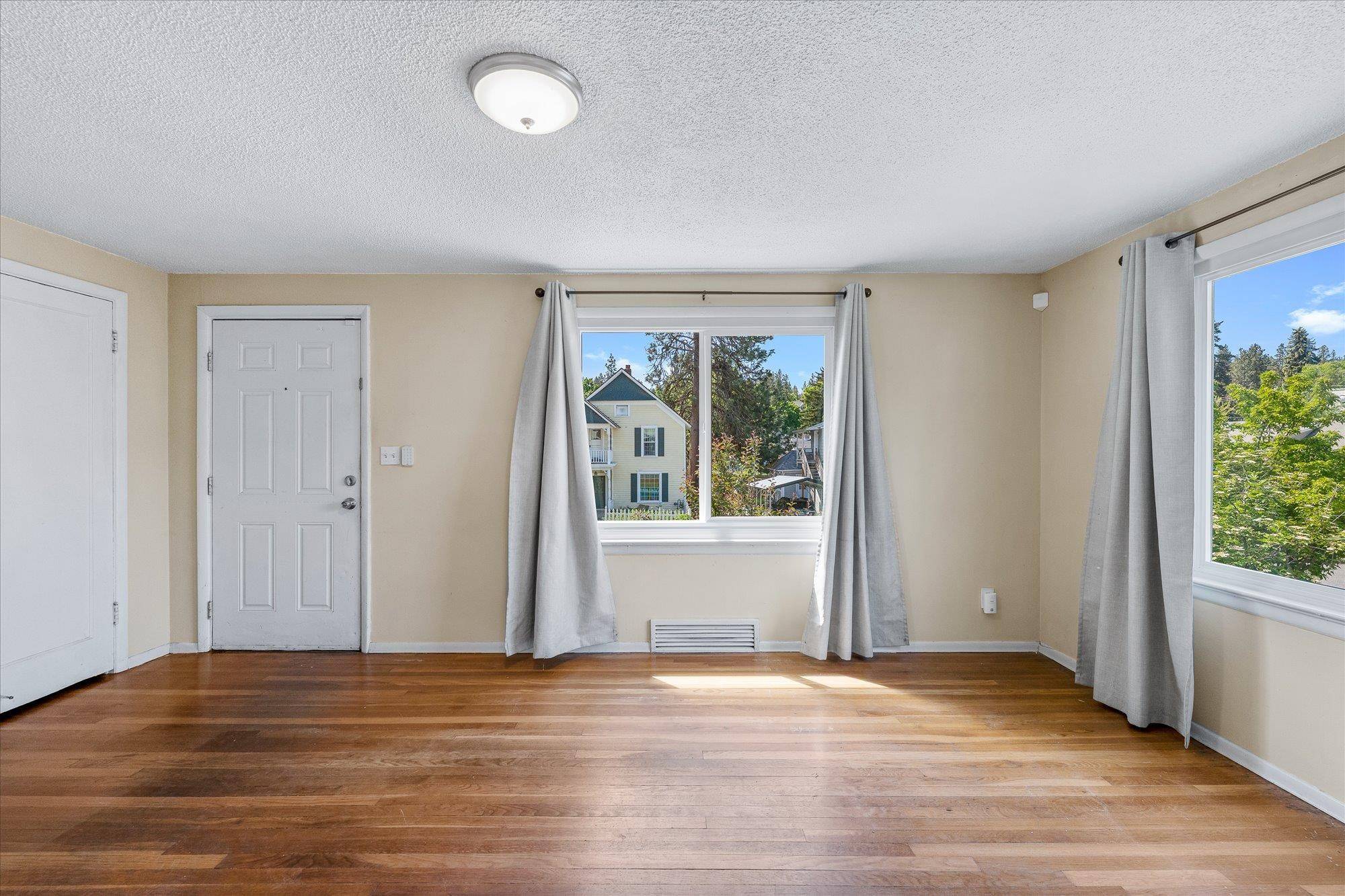 527 E 8th Ave, Spokane, WA 99202-1207