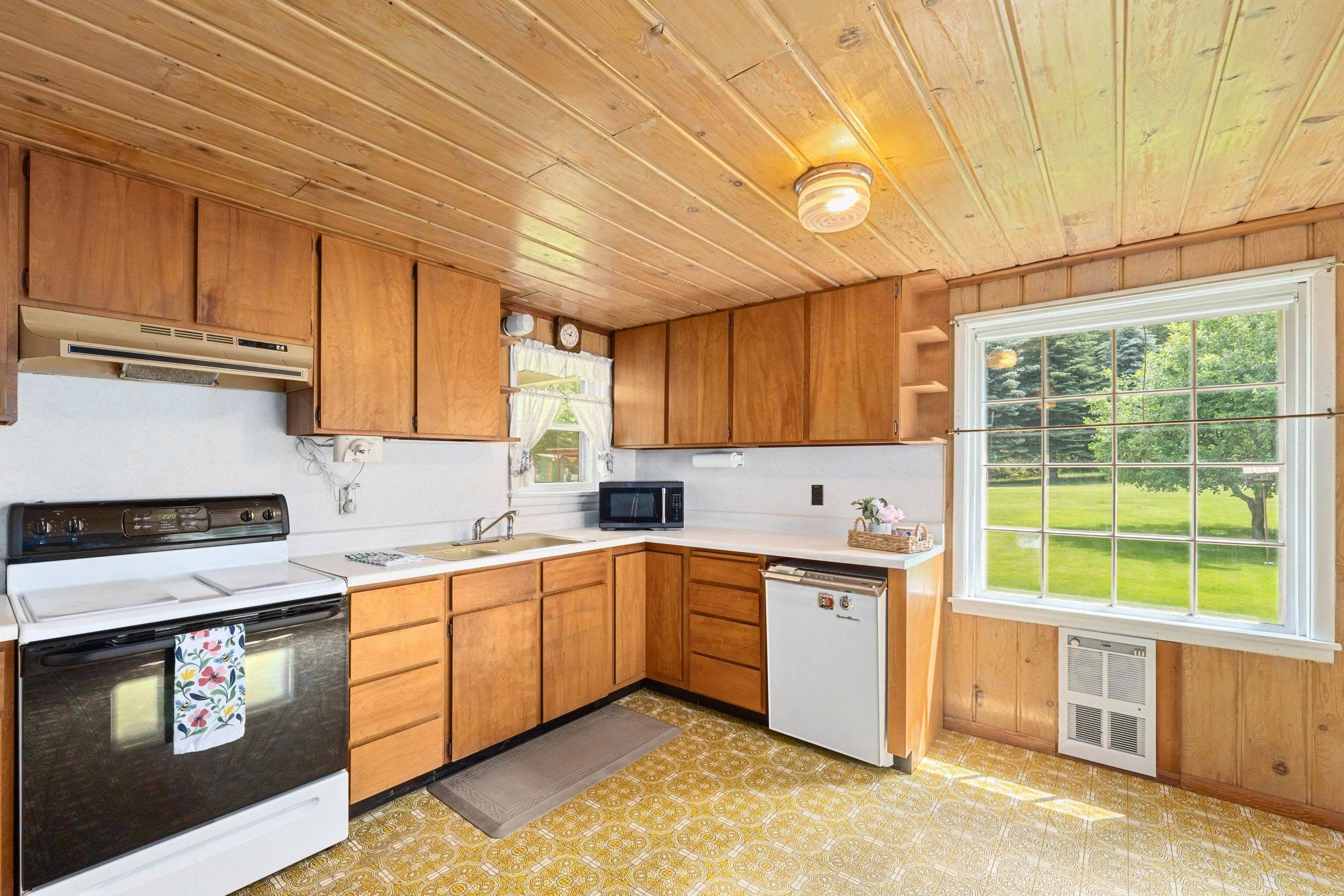13381 Sullivan Lake Rd, Metaline Falls, WA 99153