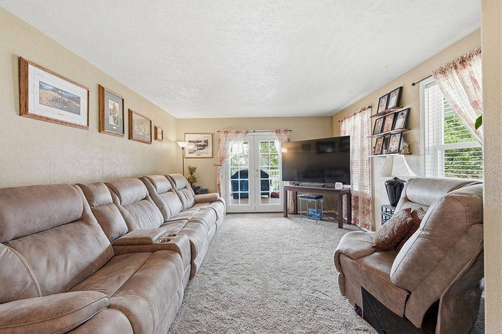 227 E Stringham Rd, Rockford, WA 99030
