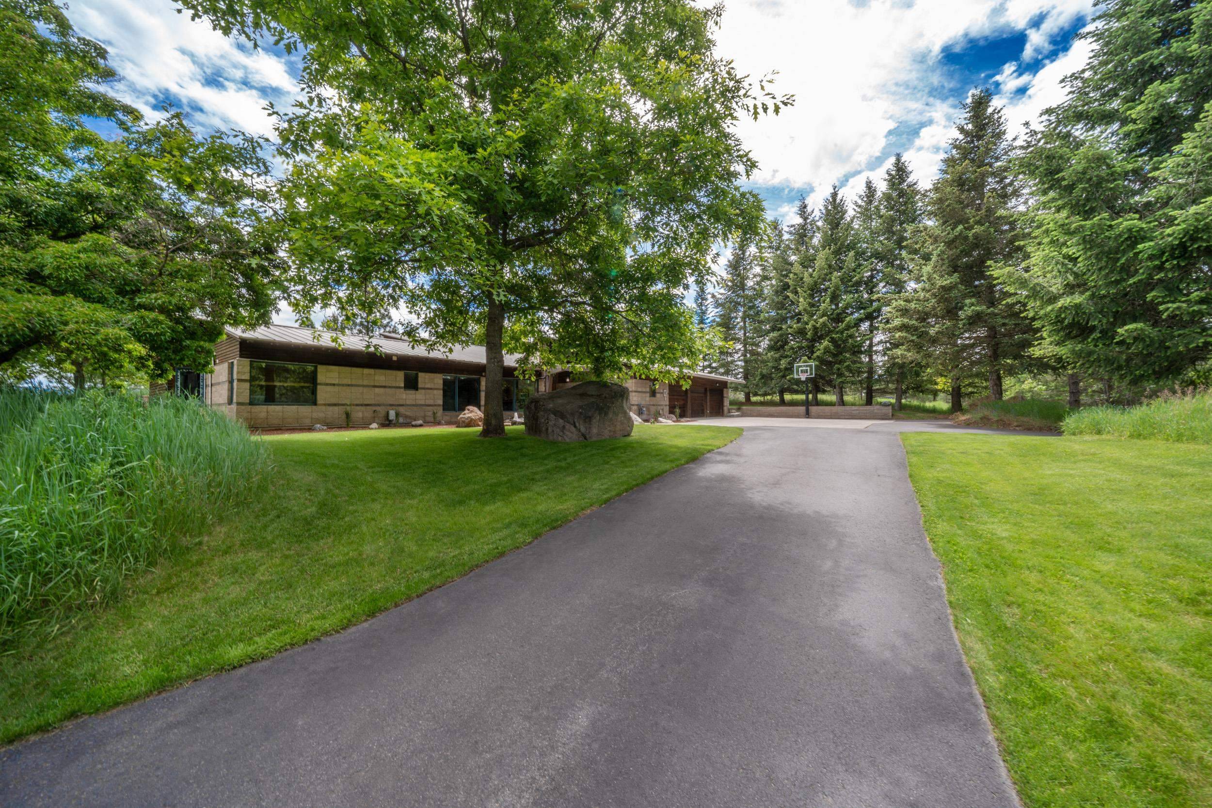 1616 E Whispering Springs Ln, Colbert, WA 99005