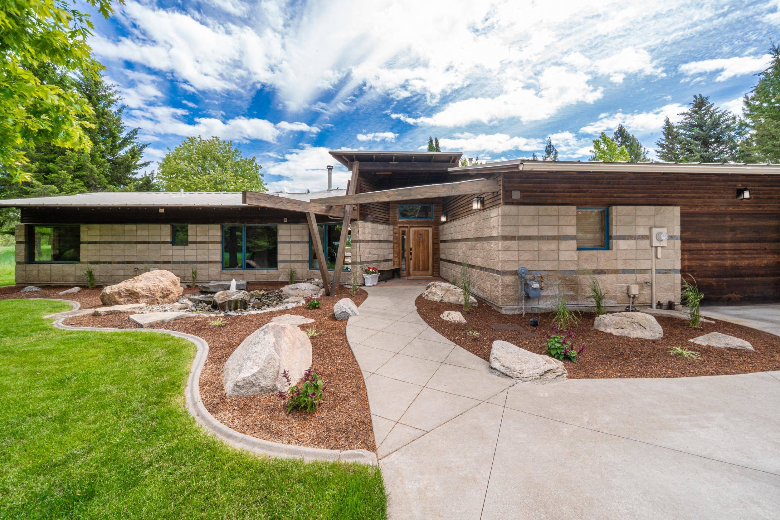 1616 E Whispering Springs Ln, Colbert, WA 99005