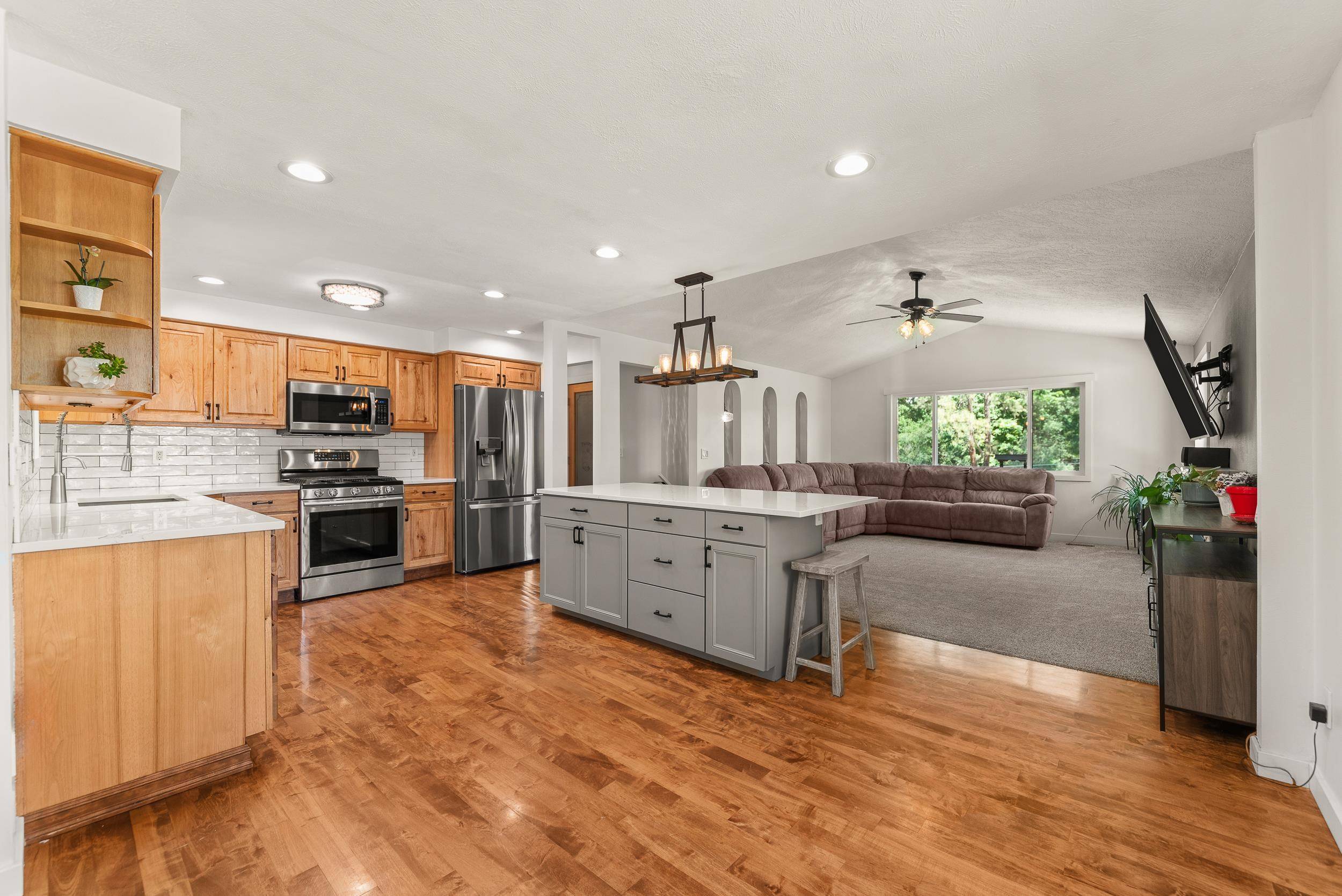 9427 N Riverside Park Dr, Nine Mile Falls, WA 99026