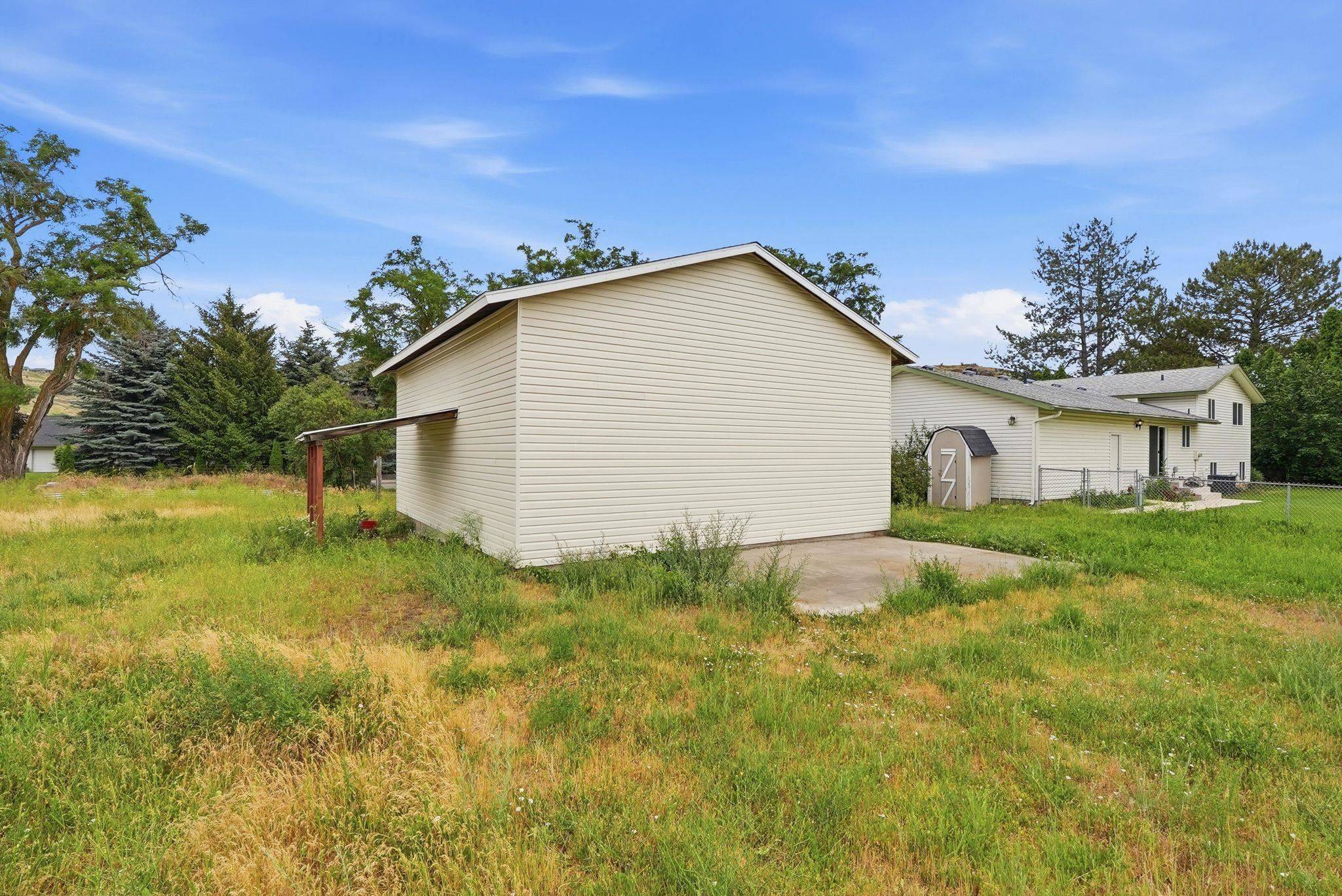 414 S Henry Rd, Greenacres, WA 99016