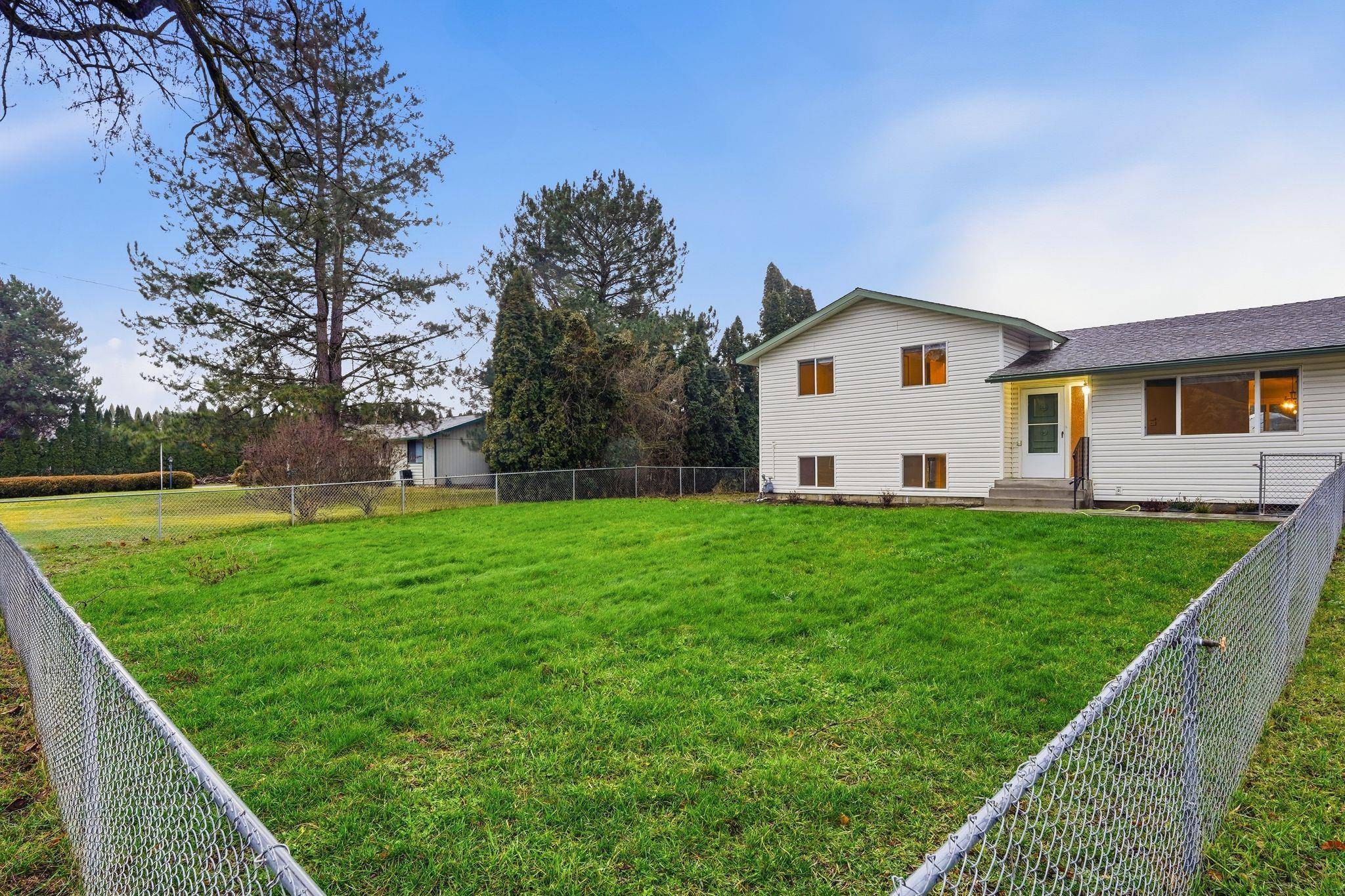 414 S Henry Rd, Greenacres, WA 99016