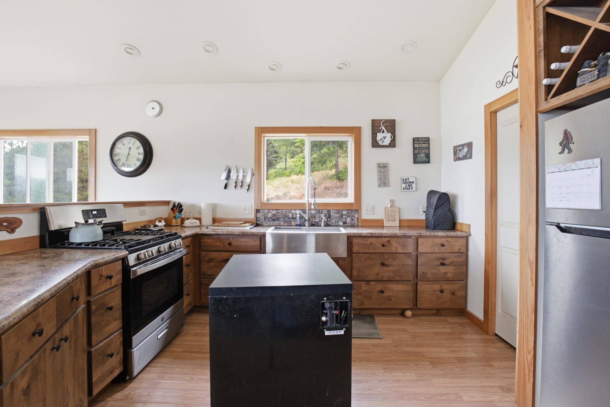 292 E Knob Hill E Rd, Republic, WA 99166