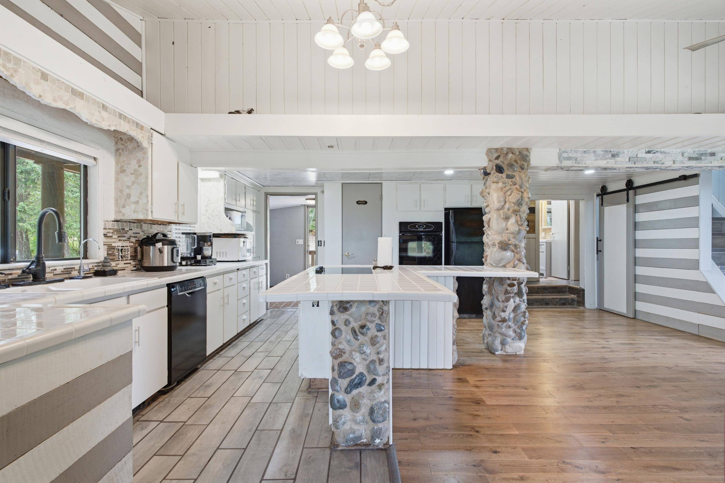 11710 S Starr Rd, Rockford, WA 99030